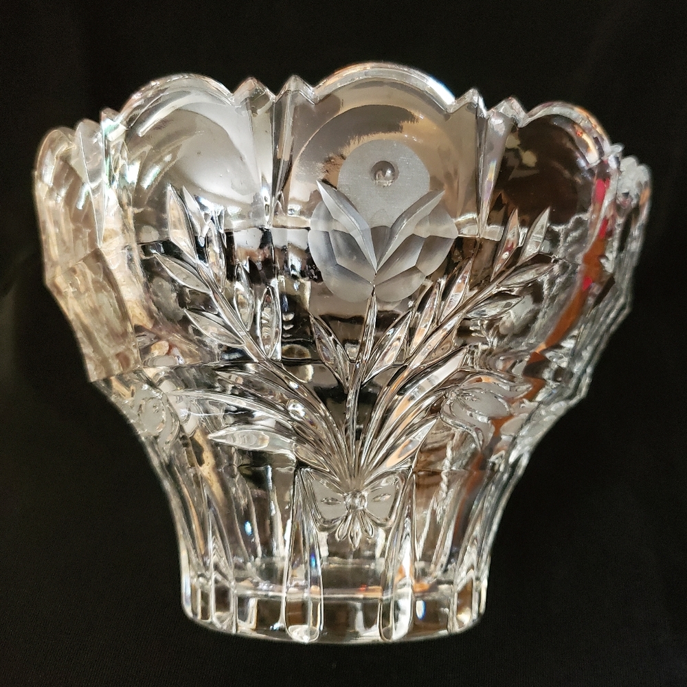 Lead crystal etched serving bowl with flower design